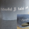 texty, iniciály, motta vsevedka-vysivka-cepice